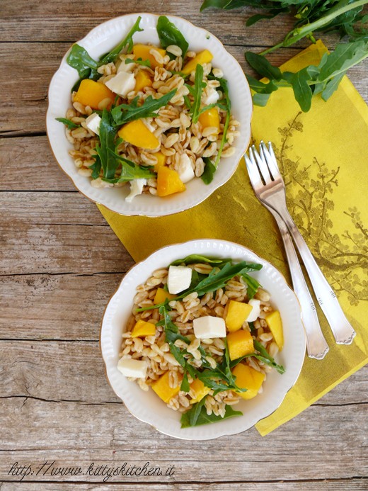 Insalata di kamut con mango feta e rucola
