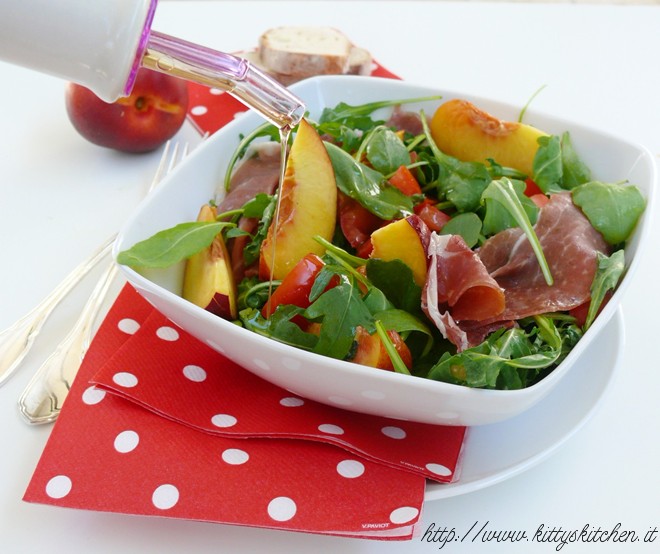 Insalata di pomodori e pesche con prosciutto