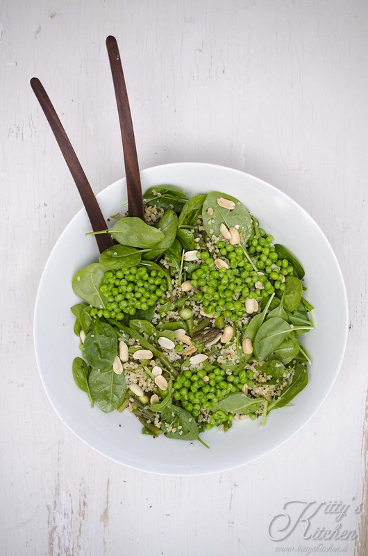 Insalata verde di bulgur e quinoa con arachidi