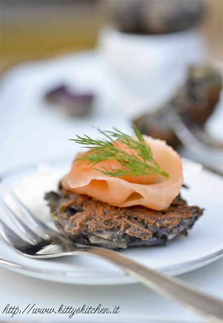 Latkes di patate viola e salmone per “In the food for wine”