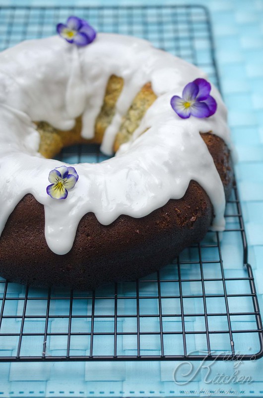 Lemon poppy seed bundt cake