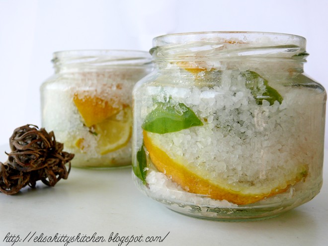 Limoni confit con alloro e rosa canina