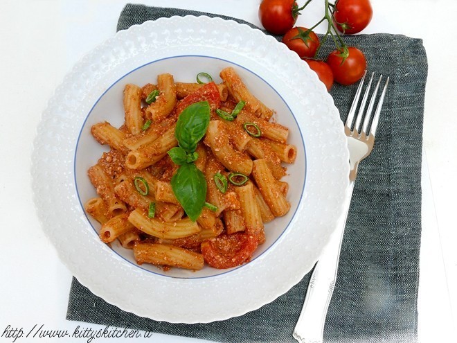 Maccheroni con salsa al pomodoro, ricotta e olive