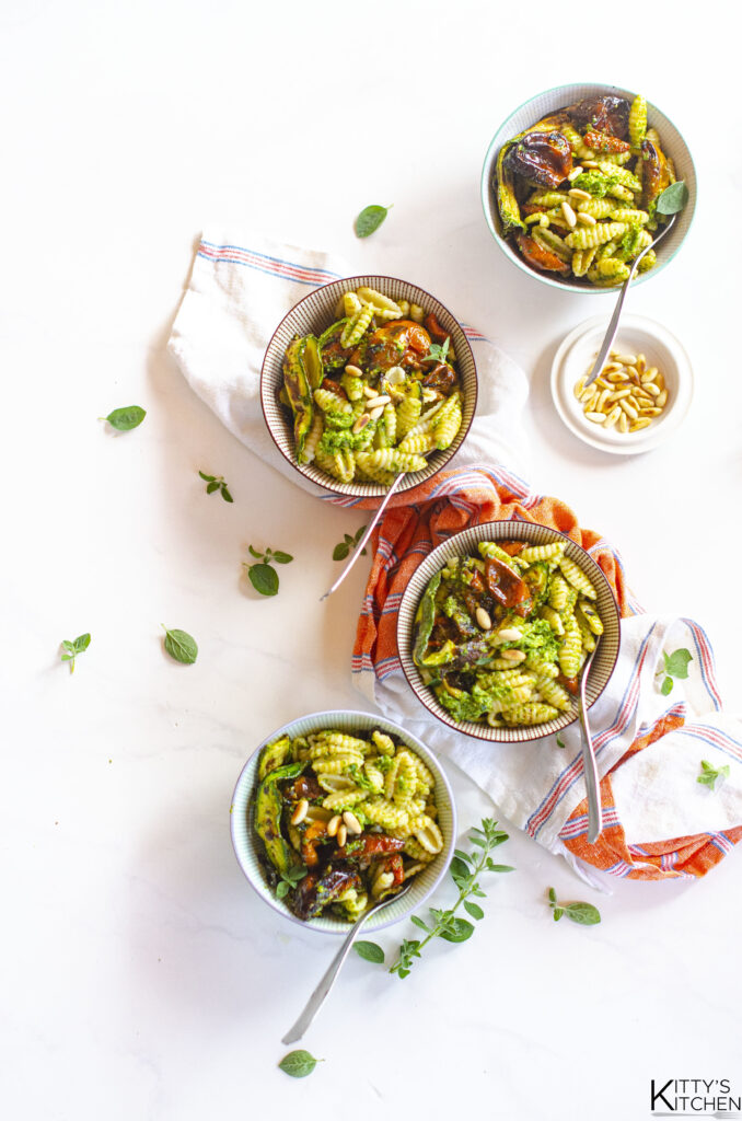 Malloreddus con pomodori bruniti, zucchine e pesto di rucola