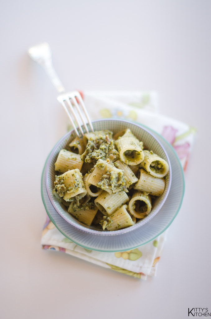 Mezze maniche con broccolo rapino e alici, tutto in una pentola