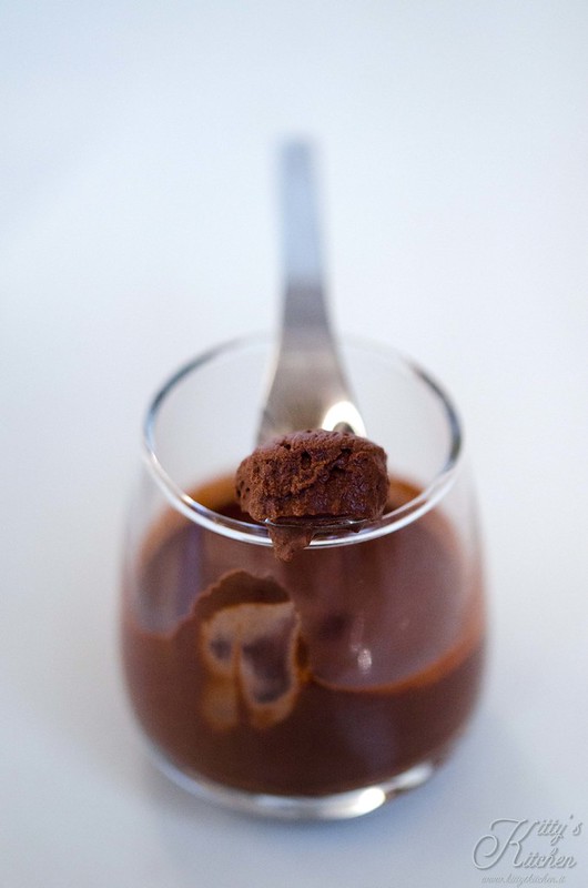 Mousse al cioccolato e acqua
