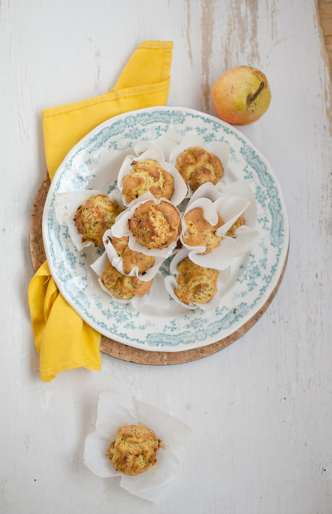 Muffin pere, yogurt e semi di chia