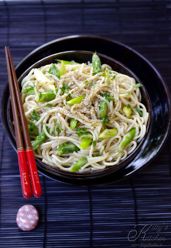 Noodles al Sesamo e Asparagi