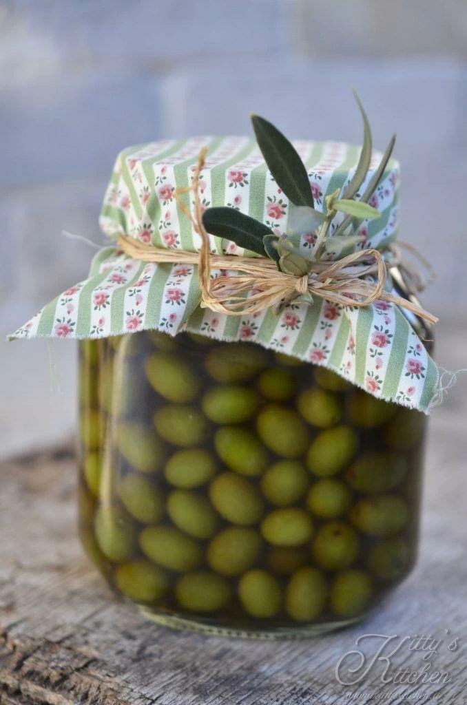 Olive in salamoia con soda caustica