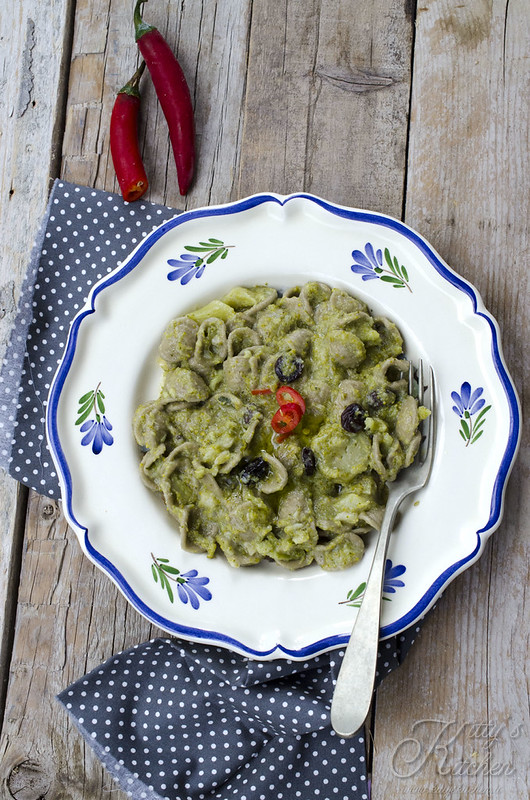 Orecchiette di grano arso con broccoletti, mandorle e uvetta