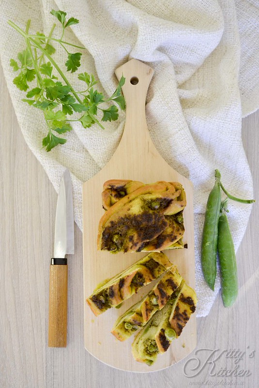 Pan brioche intrecciato al pesto e piselli