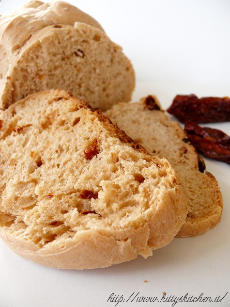 Pane toscano con lievito madre ai pomodori secchi