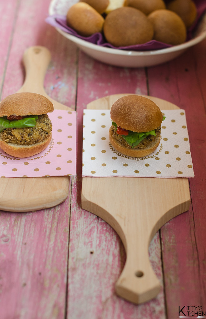 Panini al latte con burger di quinoa