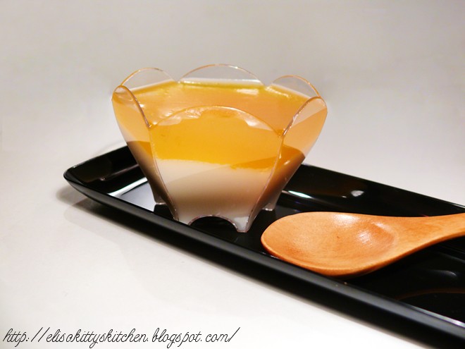 Panna cotta alle mandorle amare con glassa alla zucca