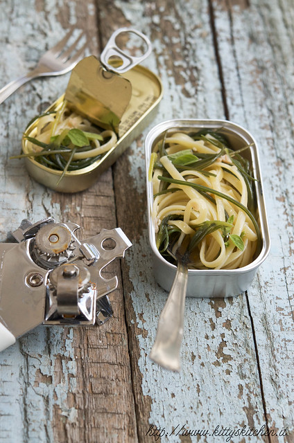Pasta con agretti, alici del Cantabrico e capperi