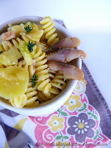 Pasta e patate con aringa affumicata, limone e timo