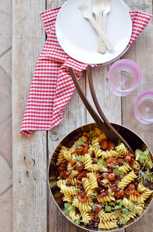 Pasta fredda con pomodori confit, olive e shiso