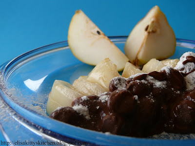 Pere al rum con mousse di cioccolato alle nocciole