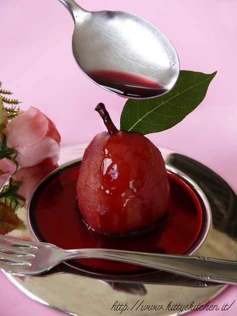 Pere al vino rosso e alloro