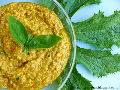 Pesto di fiori di zucca, colatura di alici e semi di girasole