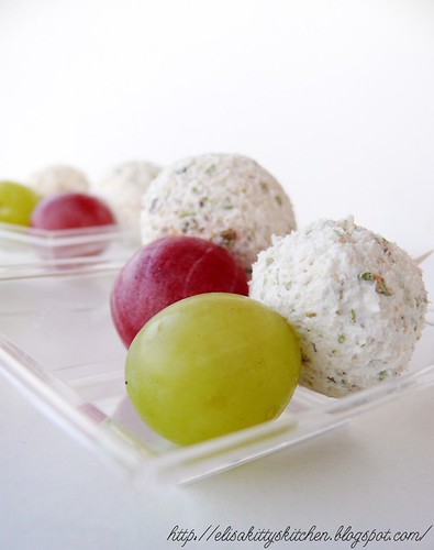Pinchos caprino aromatizzato e uva