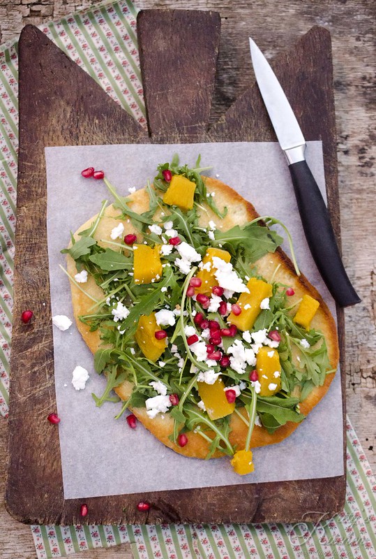 Pizza in padella con rucola, zucca e feta