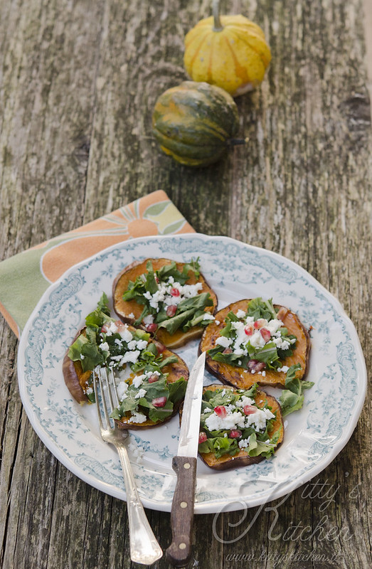 Pizzette di zucca, feta e melograno