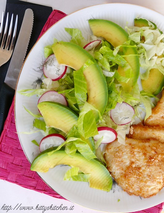 Pollo in crosta di parmigiano e insalata di avocado