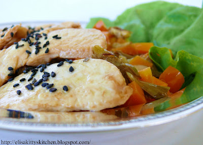 Pollo teriyaki con sesamo nero e dadolata di verdure