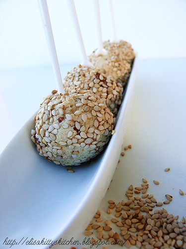 Polpette di tofu, mandorle e sesamo tostato