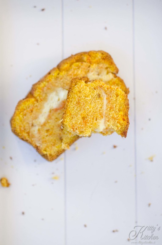 Pumpkin bread with cream cheese