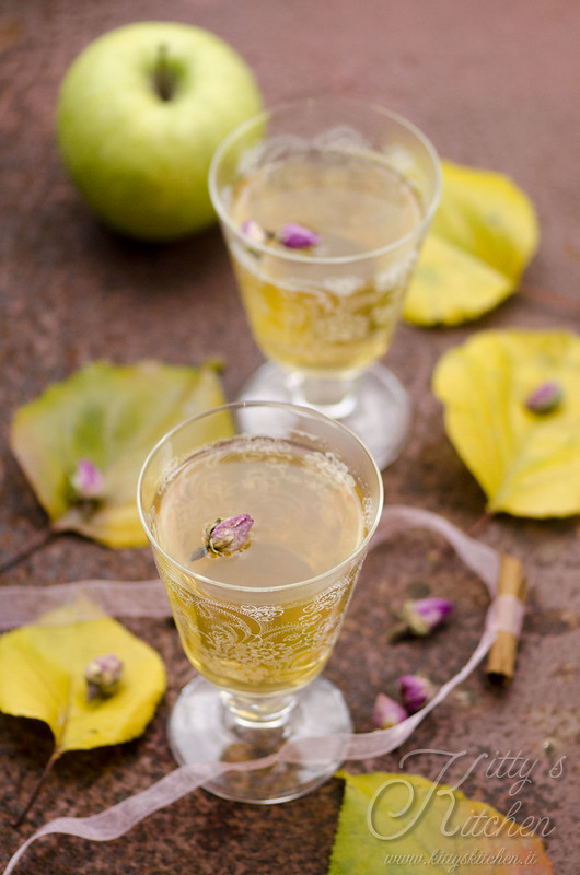 Punch caldo alle mele con rose e spezie