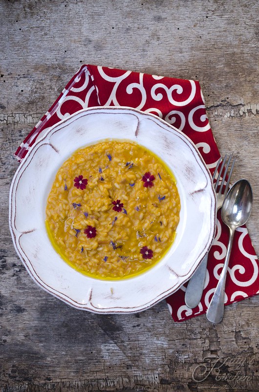 Risotto alla zucca, squacquerone e alici con fiori eduli