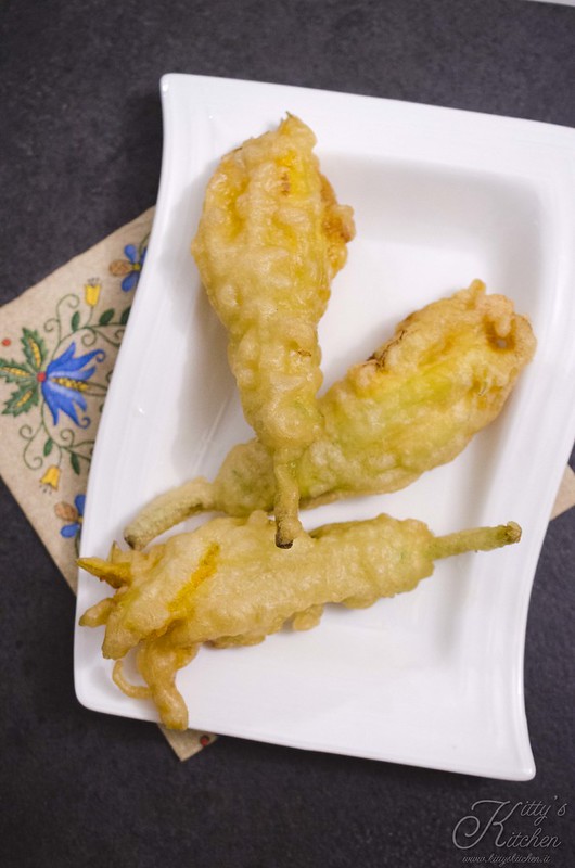 Romanità a tavola: fiori di zucca fritti con mozzarella e alici