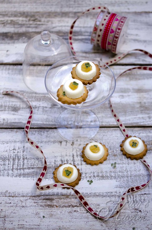 Sablèe al parmigiano, panna cotta alla mozzarella di bufala e composta di pere