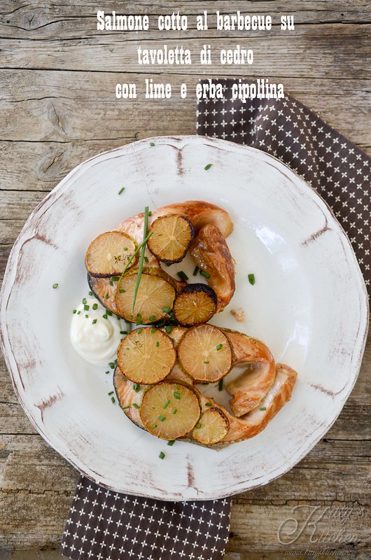 Salmone affumicato su tavoletta di cedro con lime