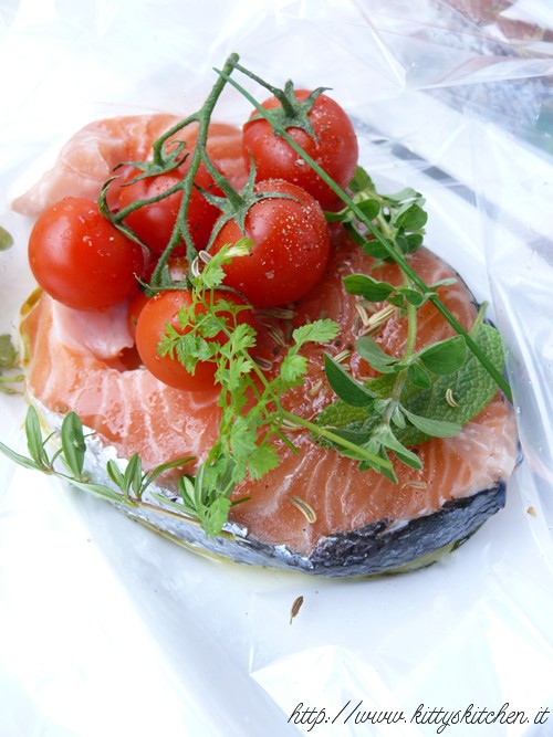 Salmone al cartoccio con erbe estive