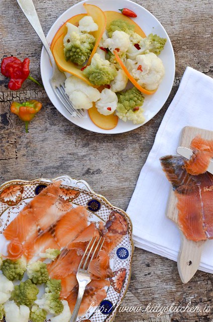 Salmone marinato home made con cavoli affumicati e cachi mela