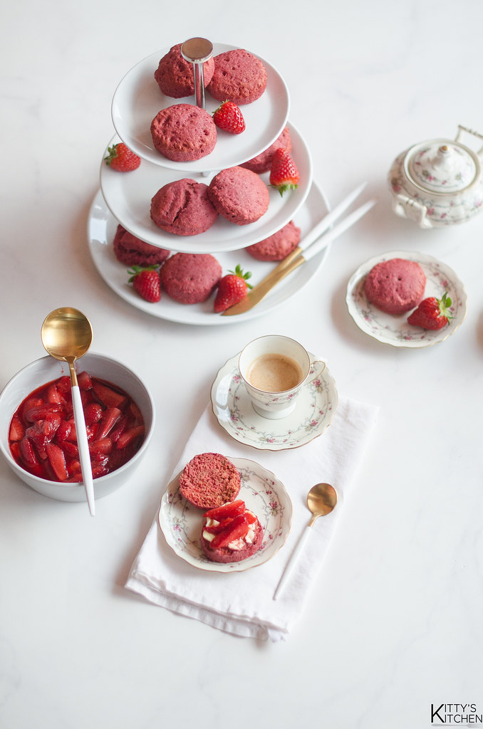 Scones rosa alle fragole