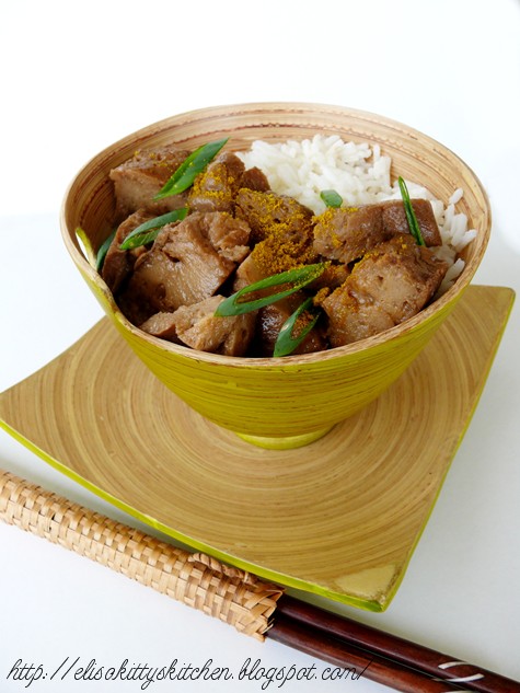 Seitan saltato con cipollotto e curry