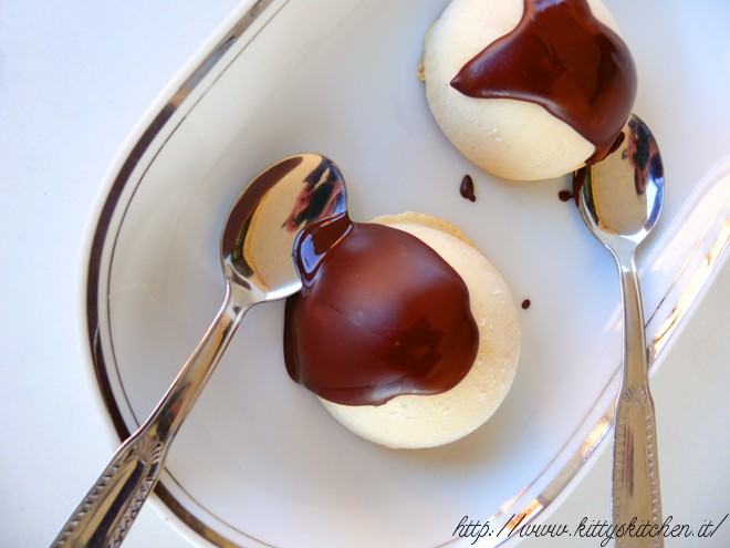 Semifreddo al caramello salato con salsa la cioccolato