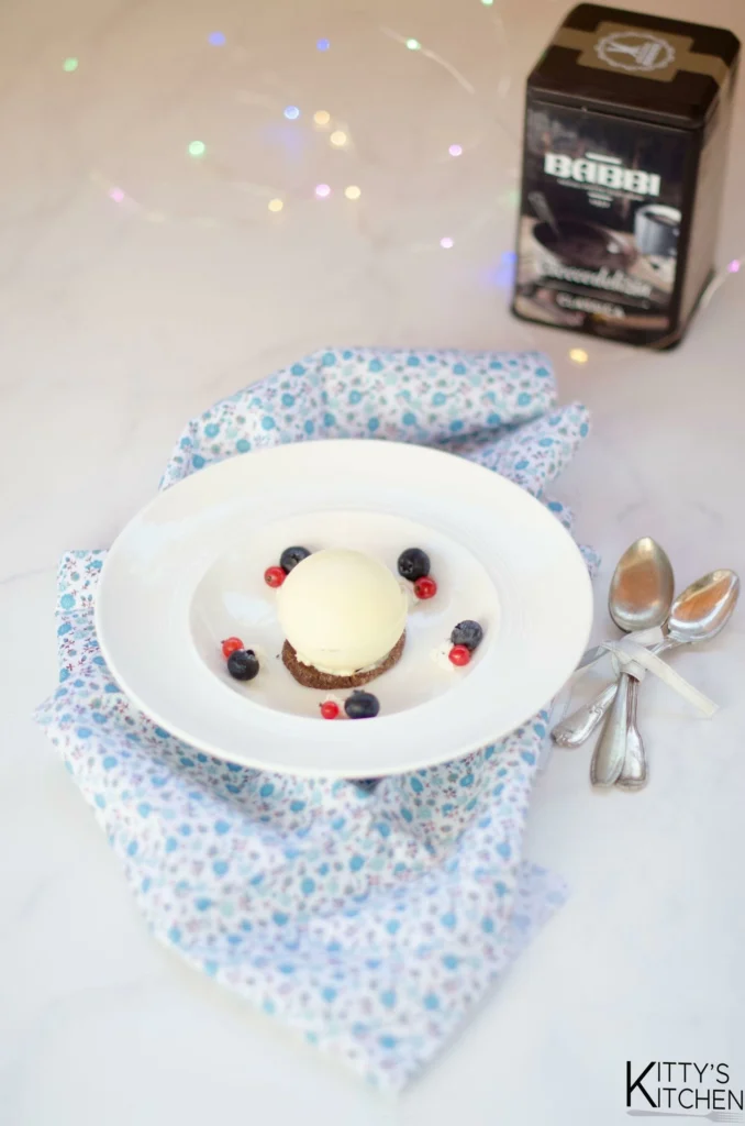 Sfera con cioccolato caldo e frutti rossi