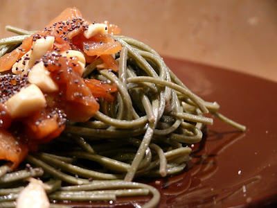 Soba con salmone alla salsa di soia, mandorle e semi di papavero