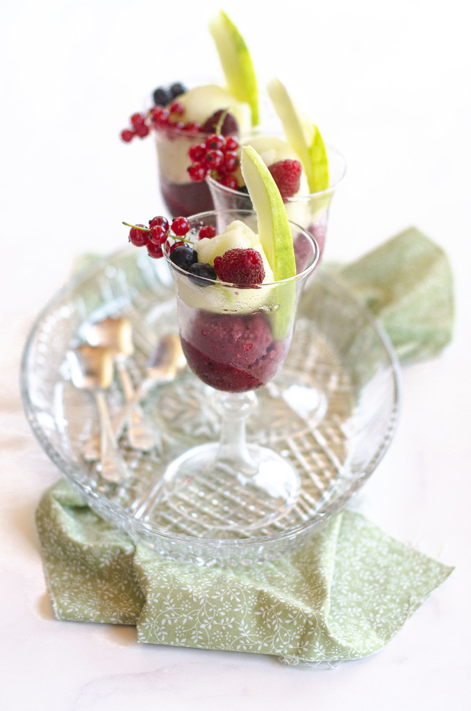 Sorbetto cetriolo barattiere e frutti rossi