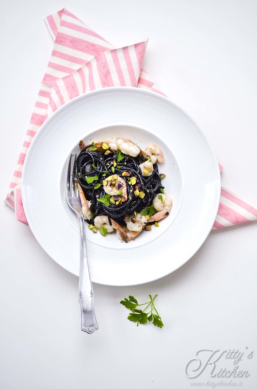 Spaghetti al nero di seppia gamberi e pistacchi