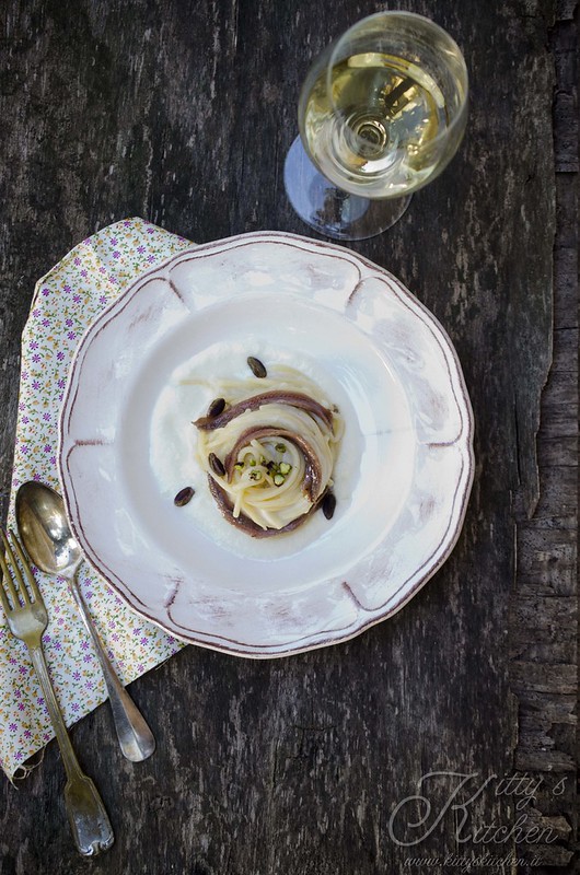 Spaghetti con crema di bufala, alici e pistacchi
