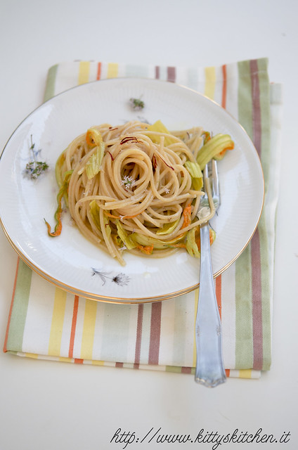 Spaghetti con fiori, zafferano e origano