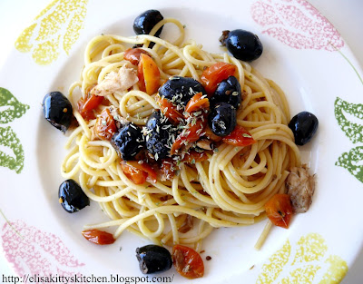 Spaghetti con spigola, pachino confit e olive
