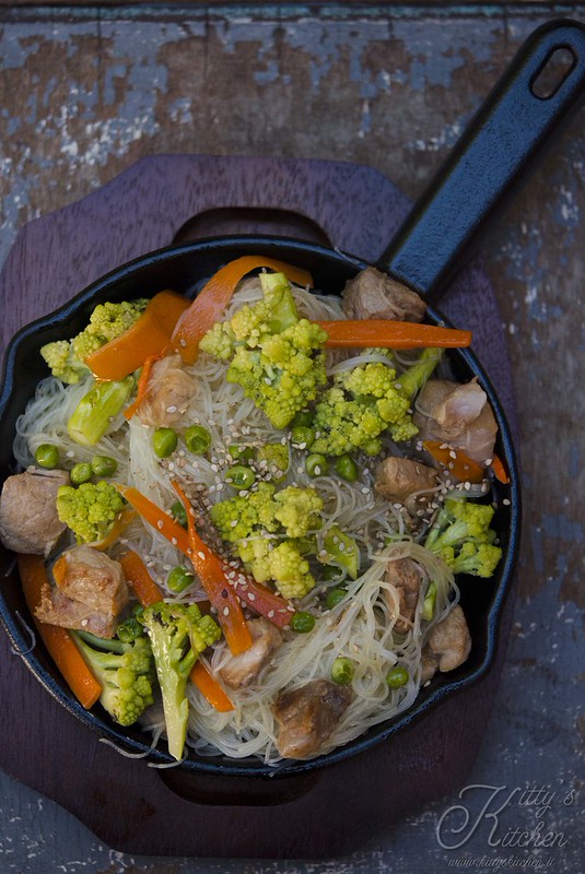 Spaghetti di riso con verdure e maiale