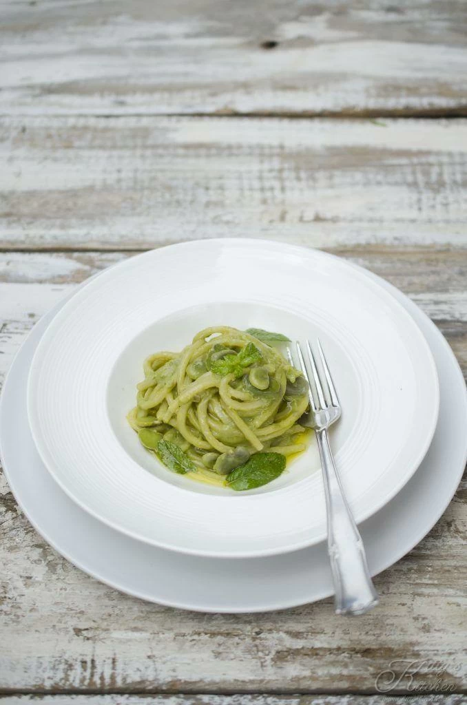 Spaghettoni con fave, menta e liquirizia